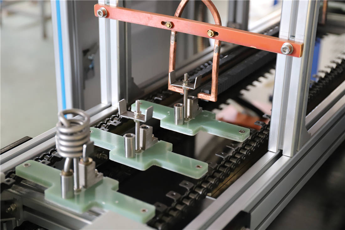 直線式全自動(dòng)感應(yīng)釬焊設(shè)備 . 直線式高頻加熱散熱器釬焊機(jī)